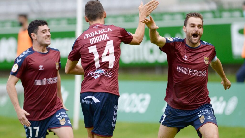 Alex González, Oier e Imanol celebrando o gol ante o Racing de Ferrol