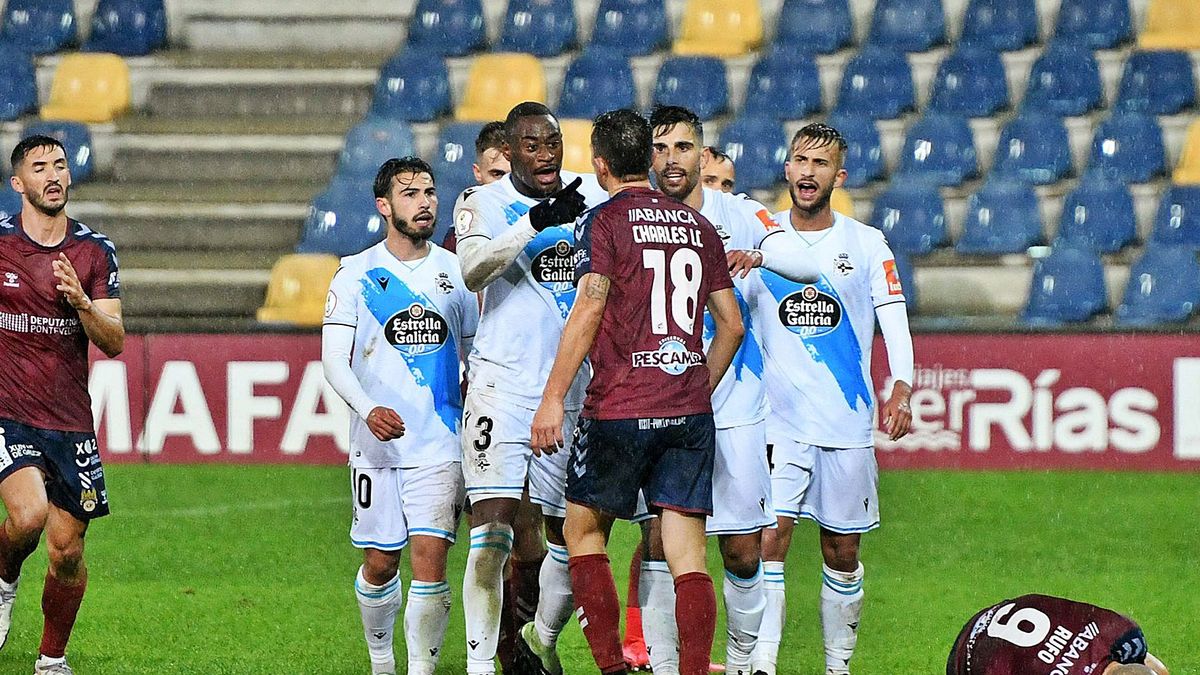 Charles sancionado con dos partidos por su expulsión ante el Depor