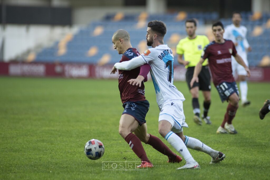 Rufo peleando un balón con Borja Galán