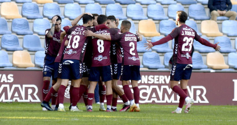 Piña celebrando gol al Córdoba