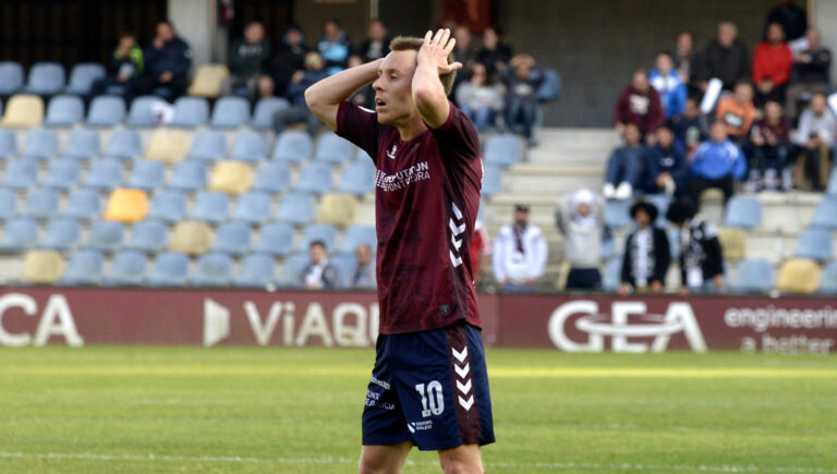 Yelko Pino lamentándose