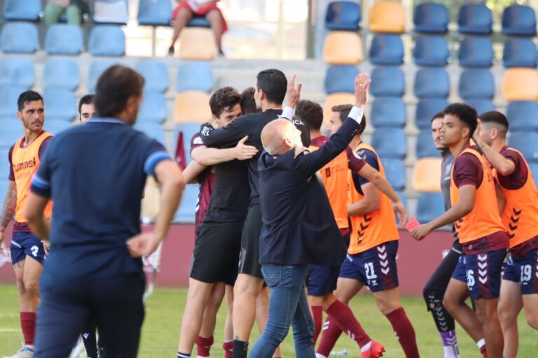 Señor celebrando gol