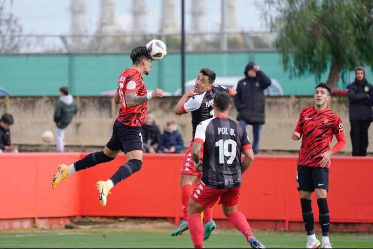 Garay rematando de cabeza con el Mallorca