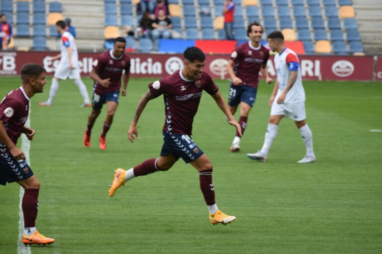 Garay celebrando gol ante la UP Langreo