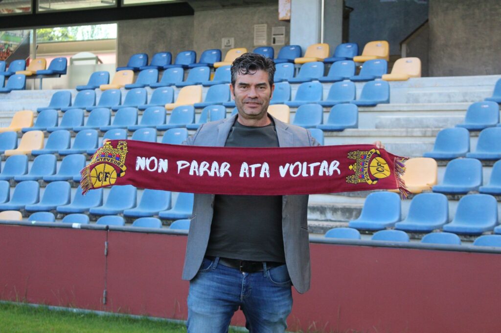 Jacobo Maestre con una bufada del Pontevedra CF