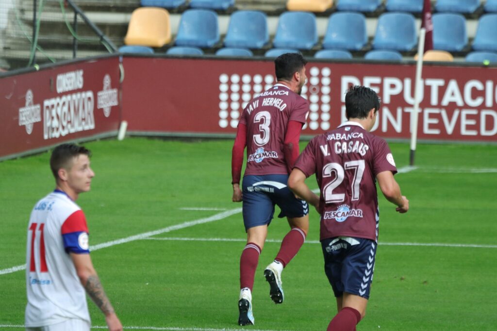 Javi Hermelo celebrando un gol con Victor Casais