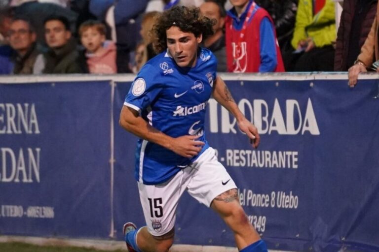 Jesús Cambil jugando un partido con el Utebo FC