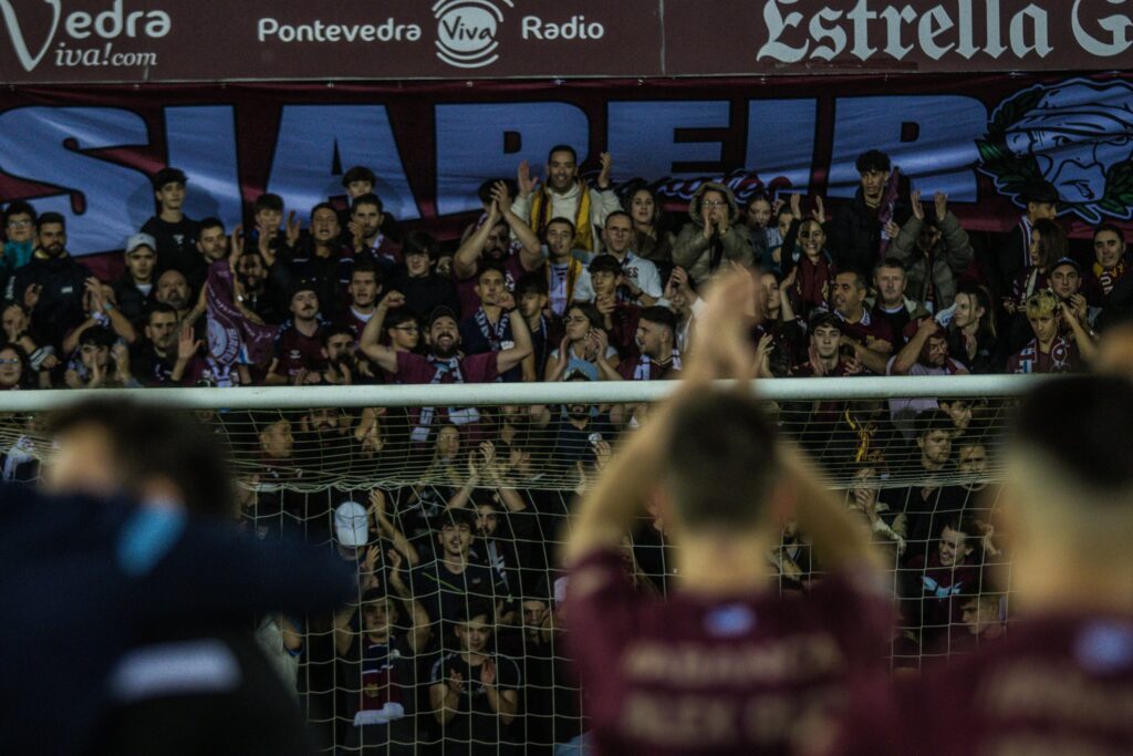 Afición del Pontevedra en Fondo Norte