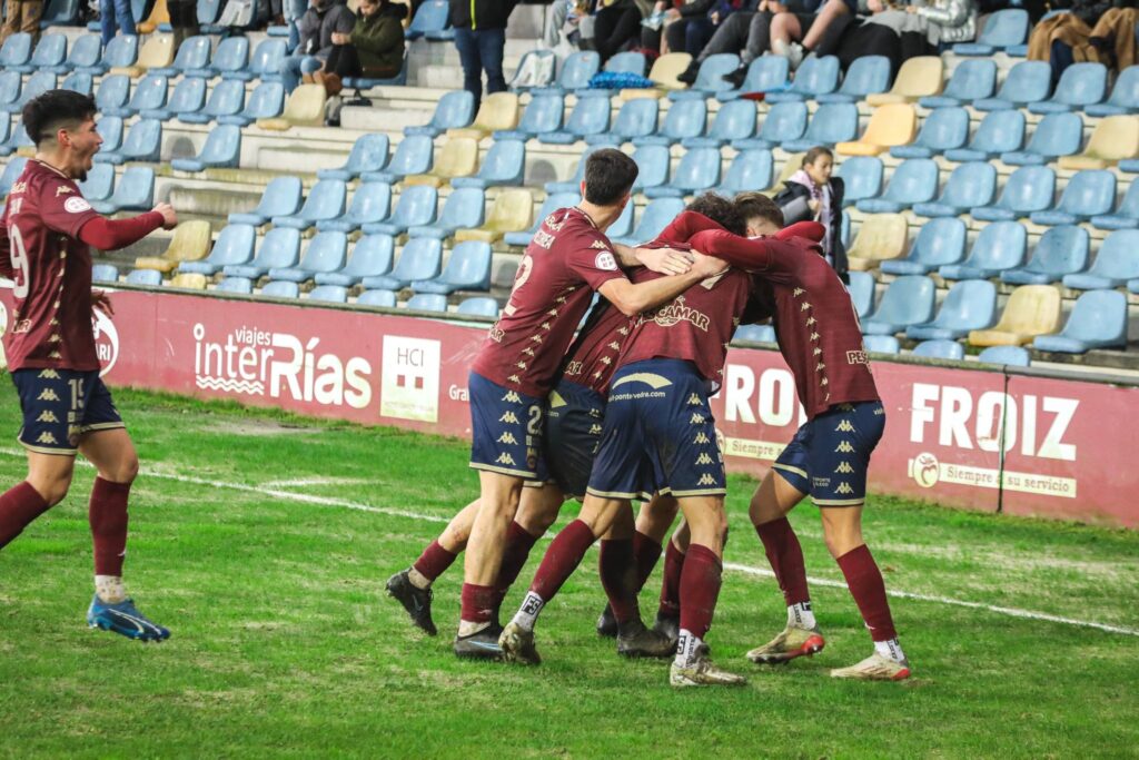 Jugadores del Pontevedra CF celebrando un gol ante la SD Compostela