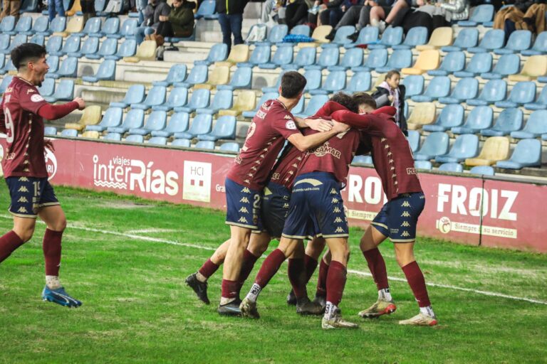Jugadores del Pontevedra CF celebrando un gol ante la SD Compostela
