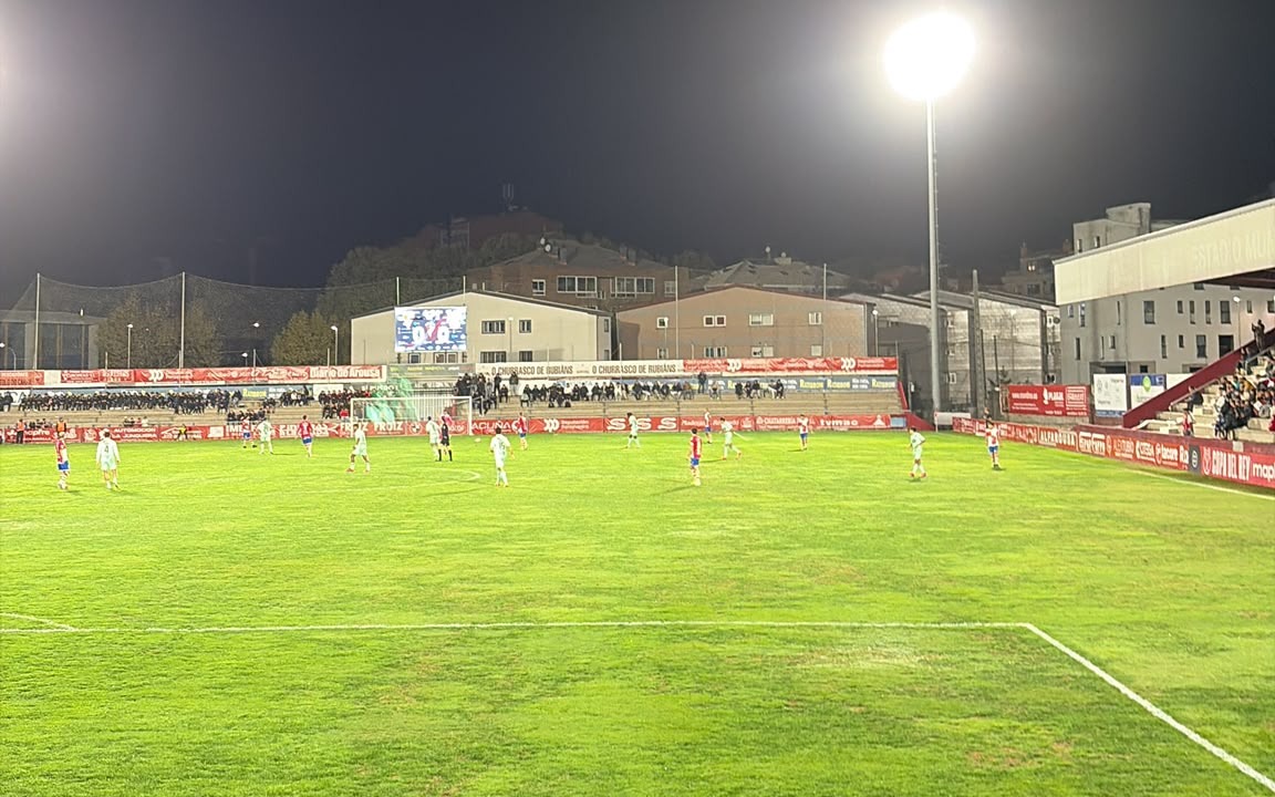 Campo de juego de noche durante el partido de Copa del Rey entre Arosa y Pontevedra