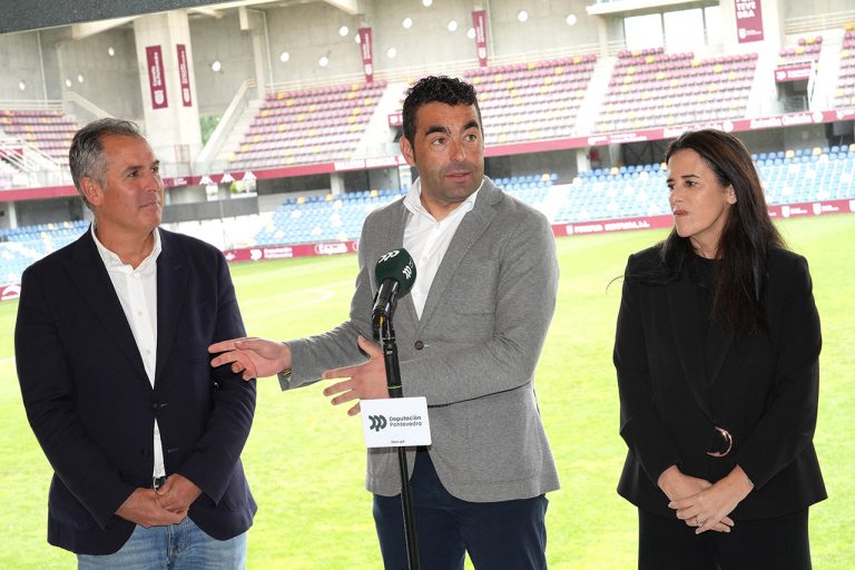 Luis López, presidente de la Deputación de Pontevedra, hablando en Pasarón