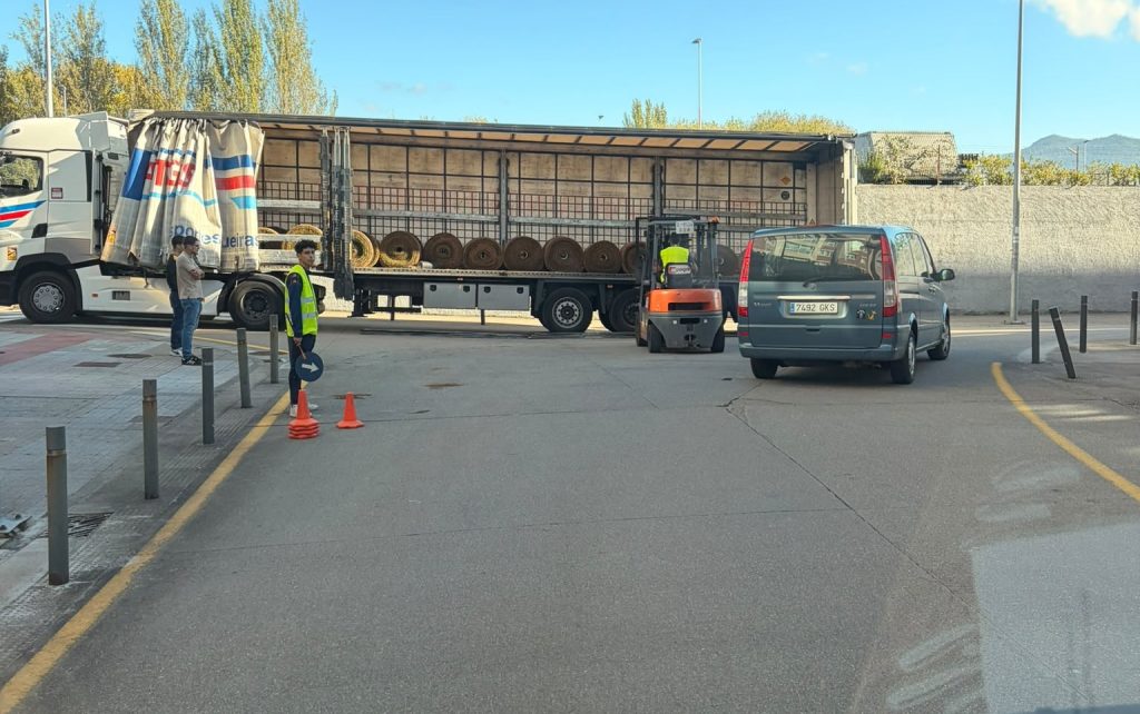 Un camión descarga rollos de césped natural en Pasarón