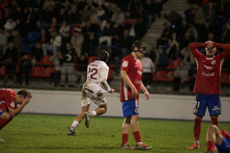 Jugadores del Pontevedra CF y la UD Ourense durante el partido de Copa del Rey disputado en O Couto el 29 de octubre de 2025.