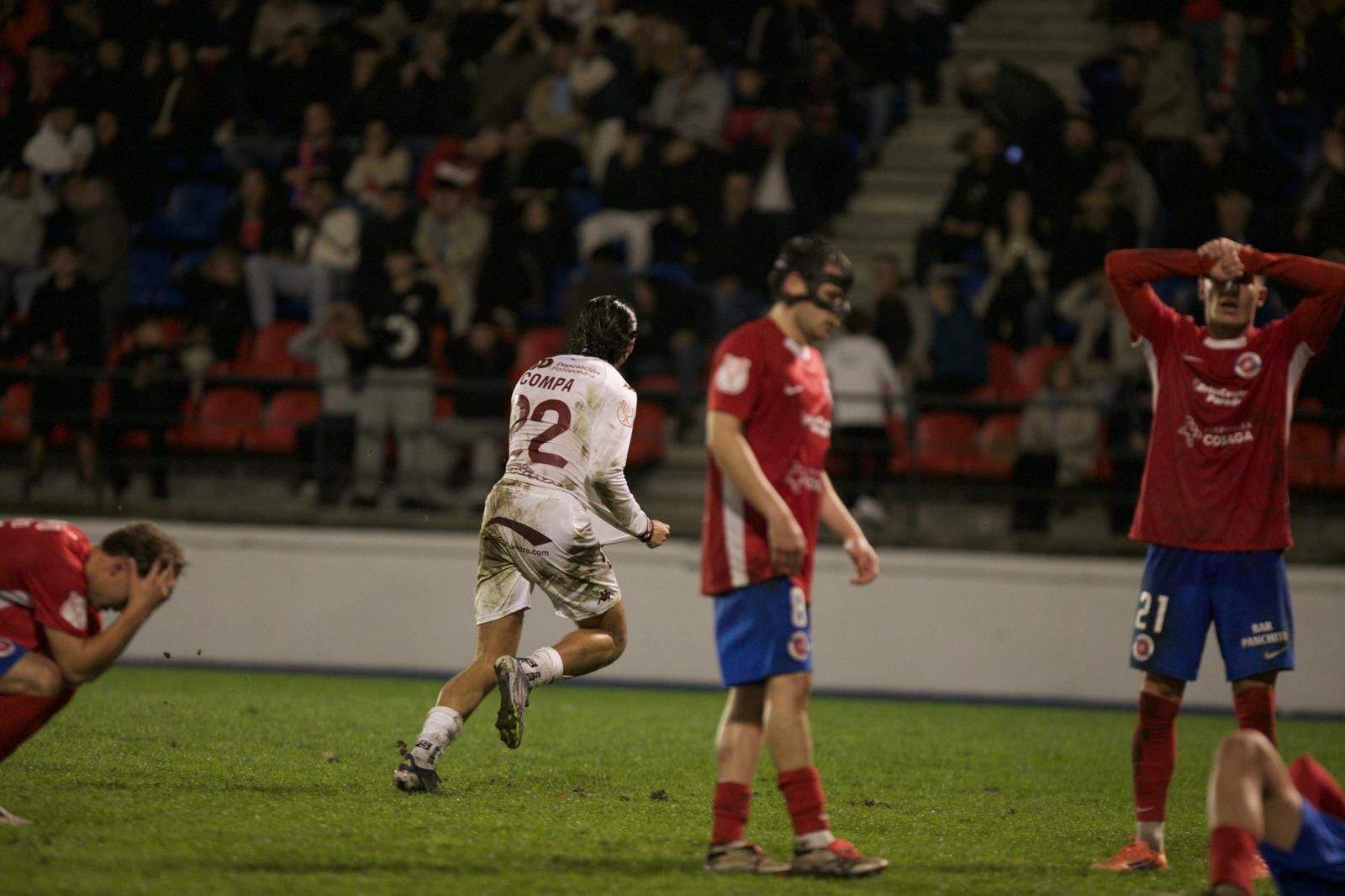 Jugadores del Pontevedra CF y la UD Ourense durante el partido de Copa del Rey disputado en O Couto el 29 de octubre de 2025.