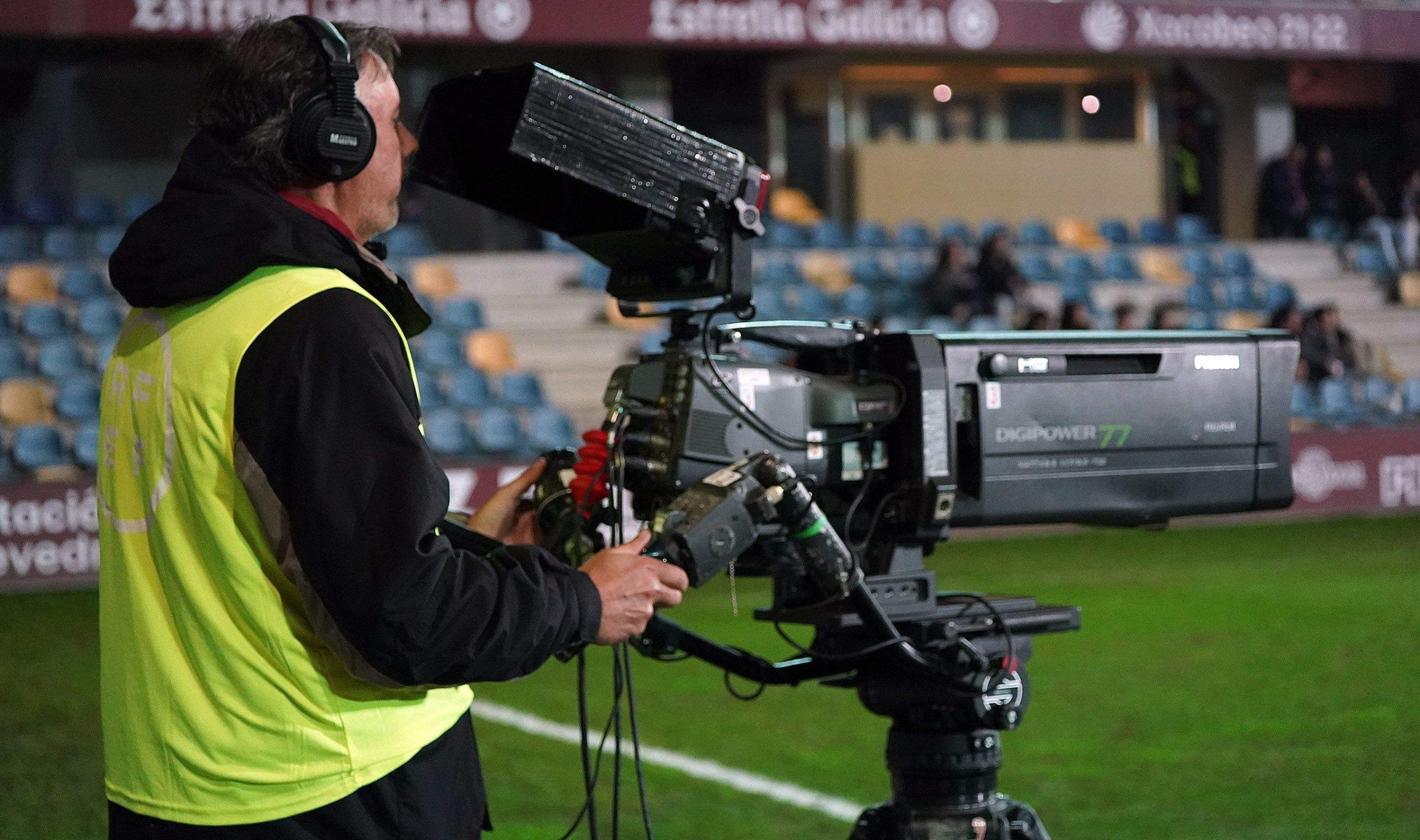 Cámara de televisión en Pasarón durante un partido de Copa del Rey